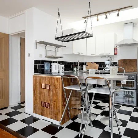 Guestready - Stylish Skyline Views, Central London